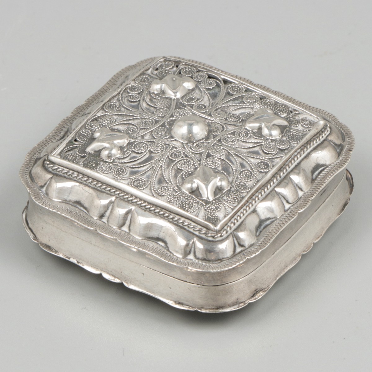 Pepermuntdoosje zilver.