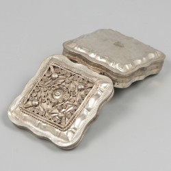 Pepermuntdoosje zilver.