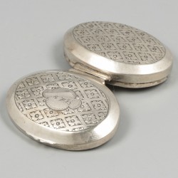 Pepermuntdoosje zilver.