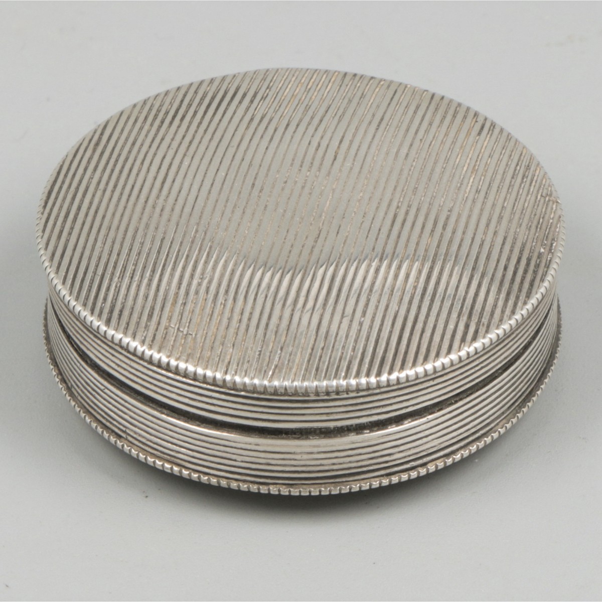 Pepermuntdoosje zilver.