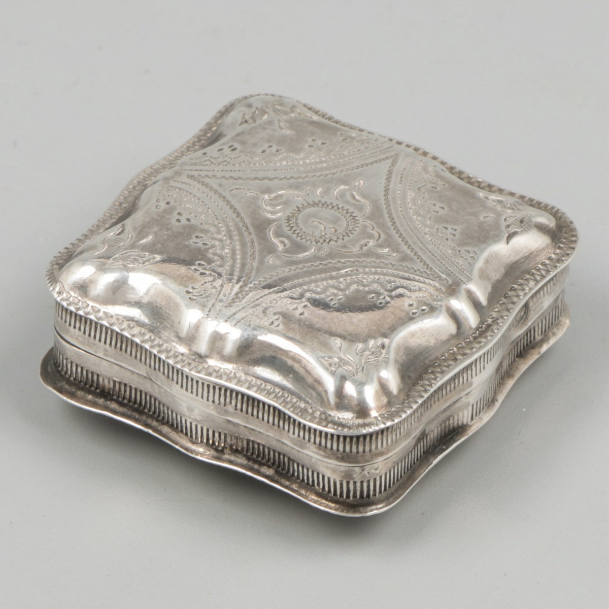 Pepermuntdoosje zilver.