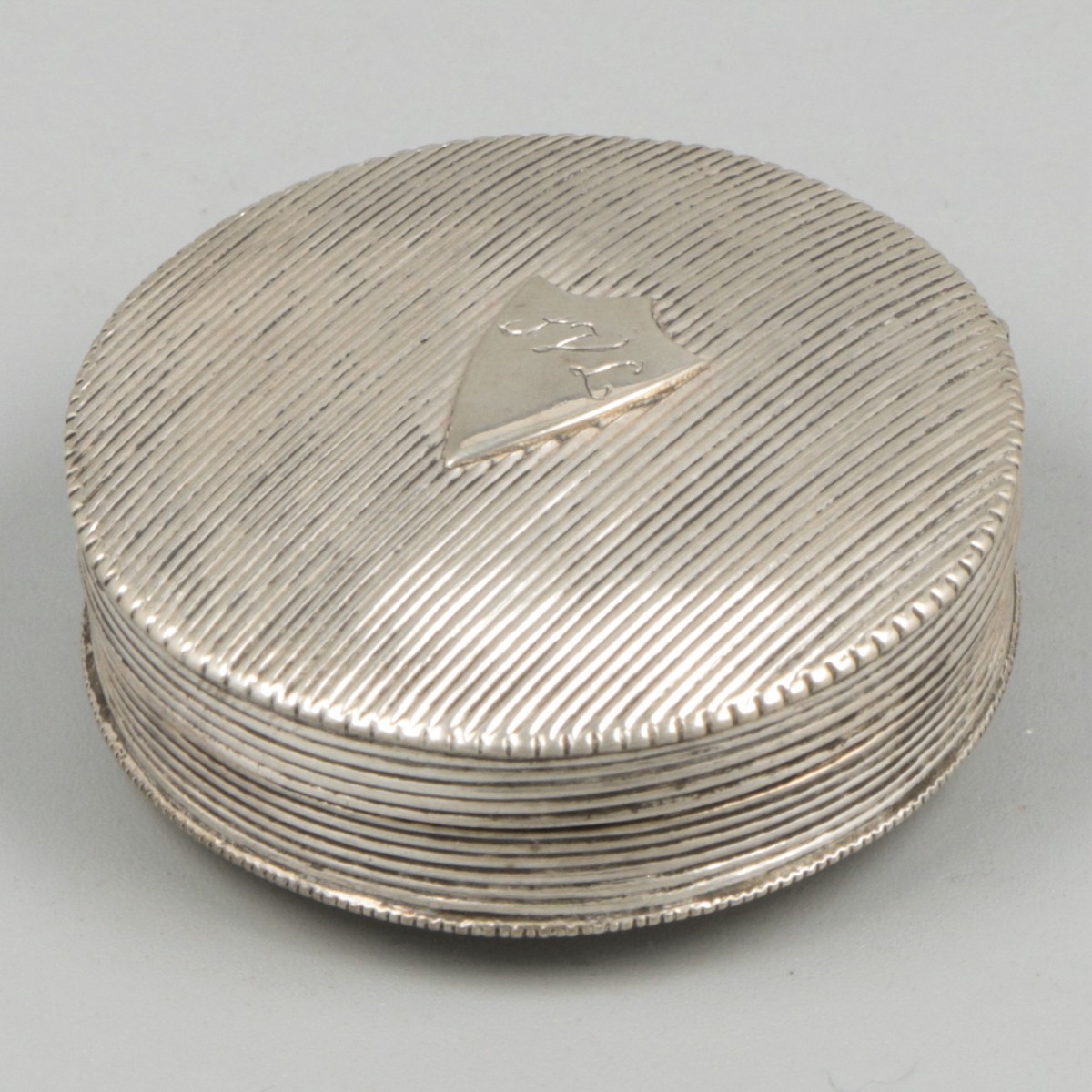 Pepermuntdoosje zilver.