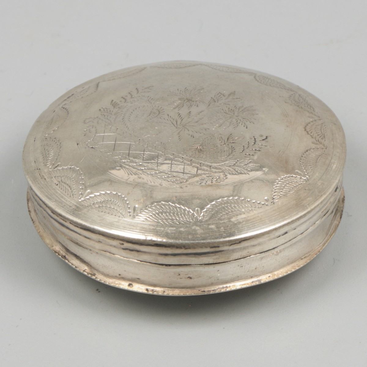 Pepermuntdoosje zilver.