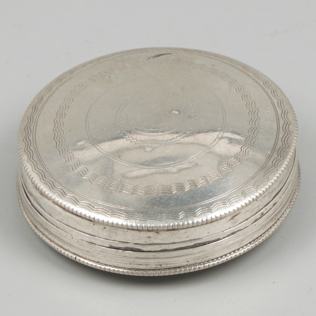 Pepermuntdoosje zilver.
