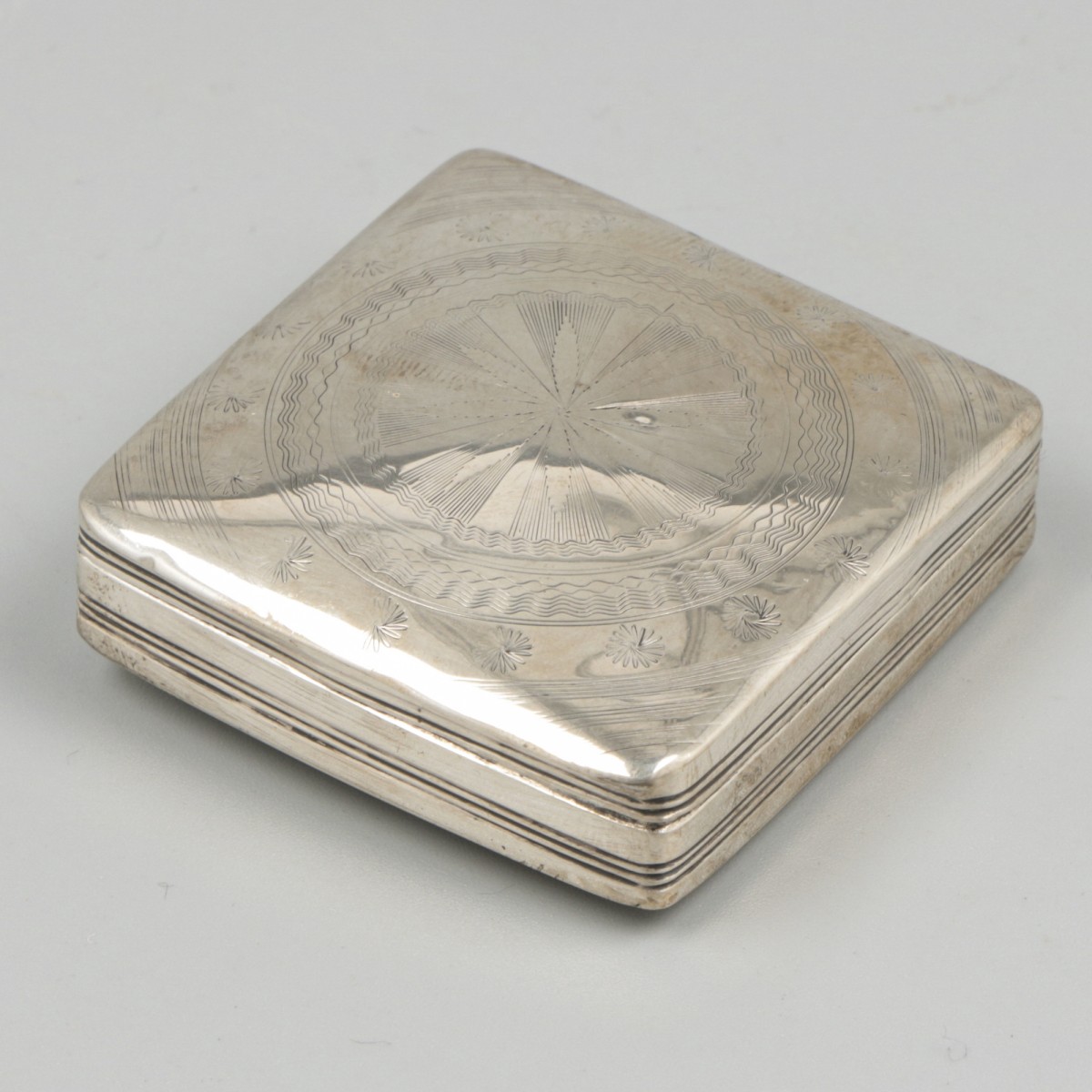 Pepermuntdoosje zilver.