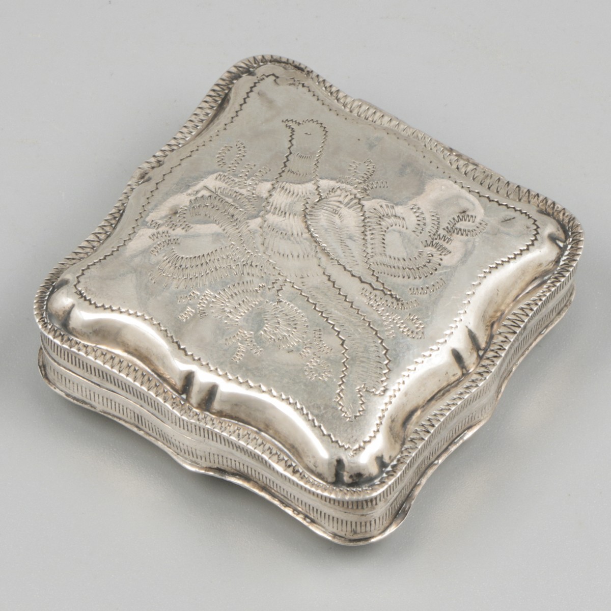 Pepermuntdoosje zilver.