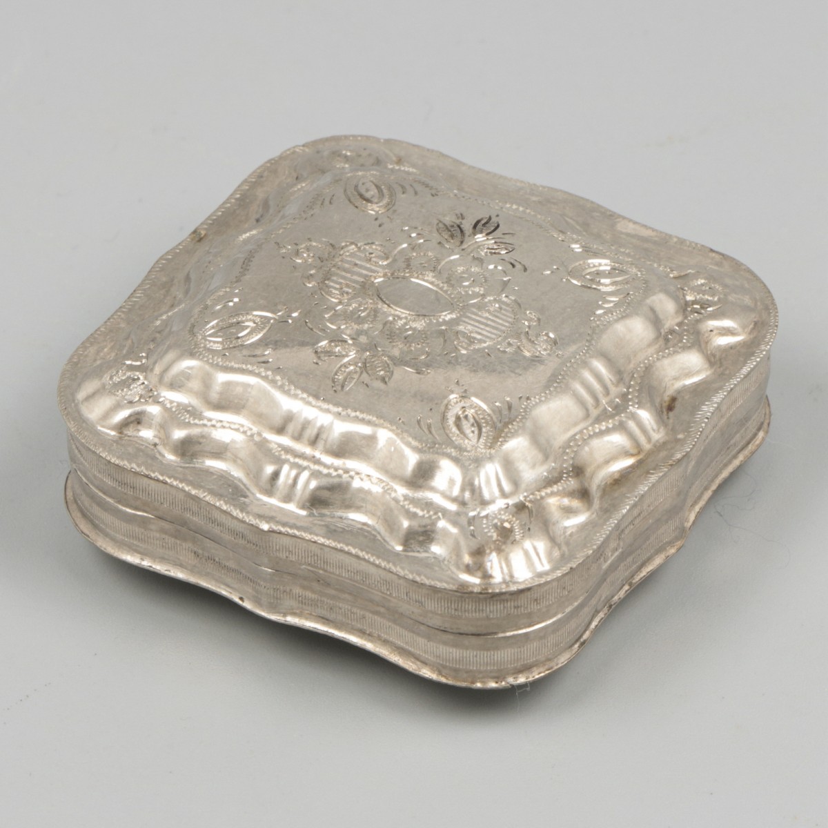 Pepermuntdoosje zilver.
