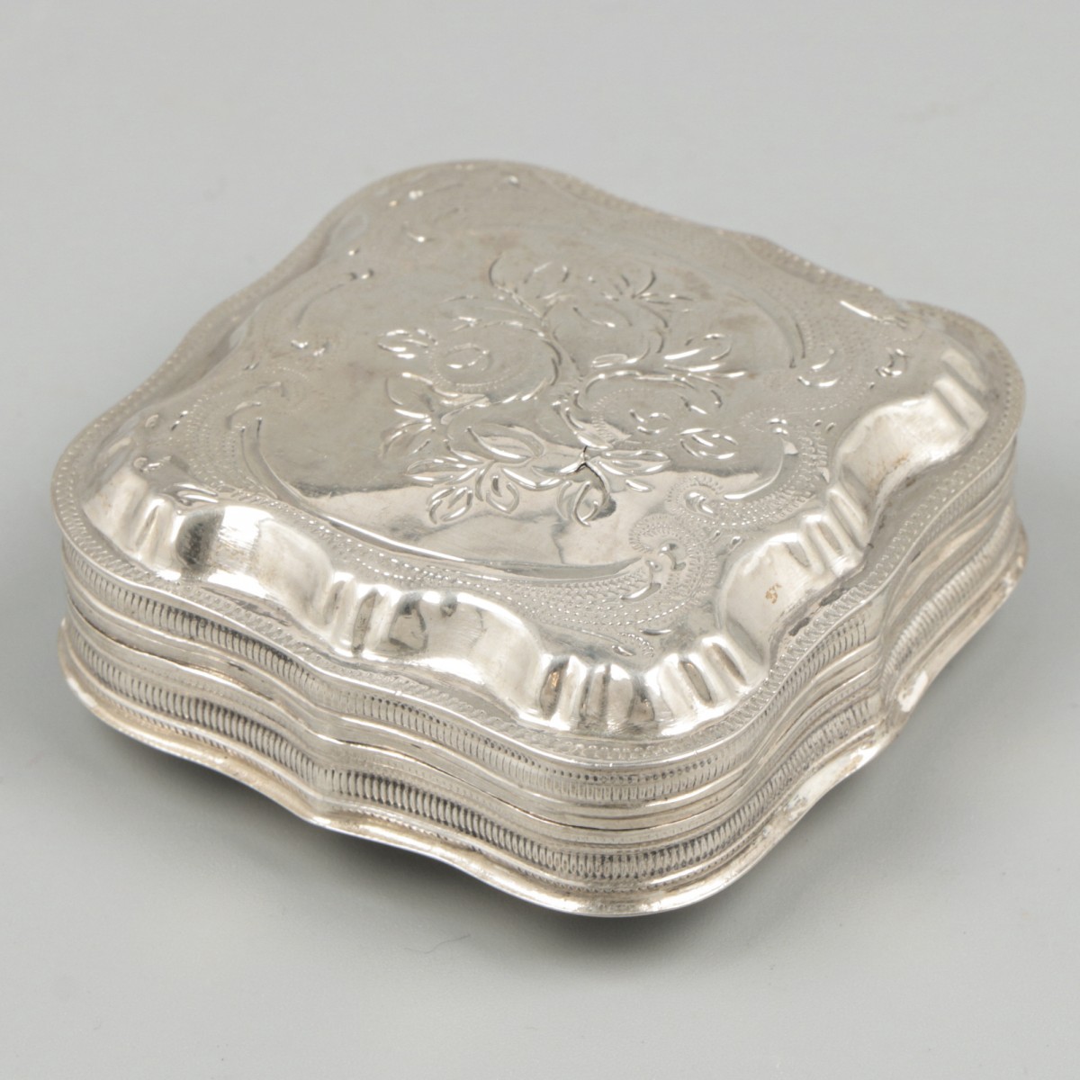 Pepermuntdoosje zilver.