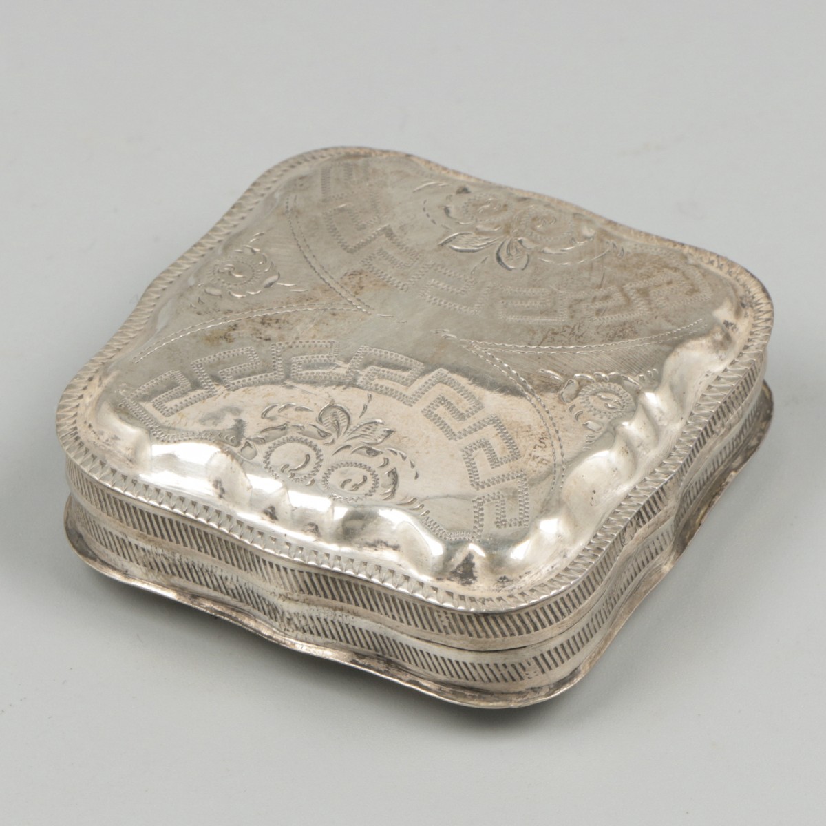 Pepermuntdoosje zilver.