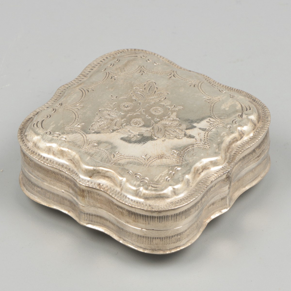Pepermuntdoosje zilver.