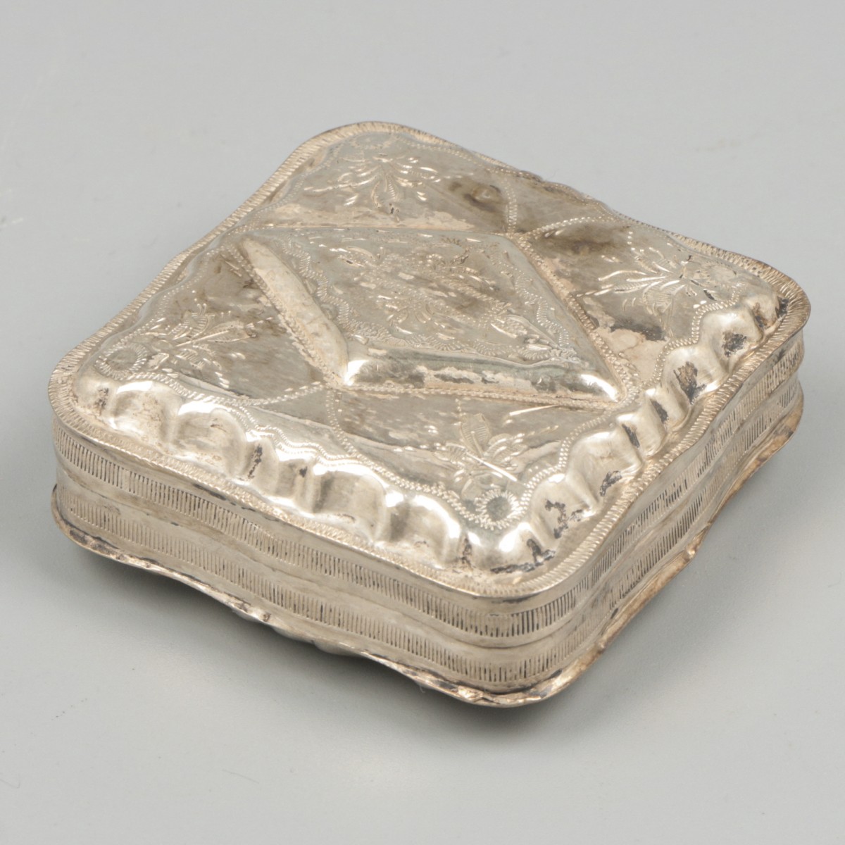Pepermuntdoosje zilver.