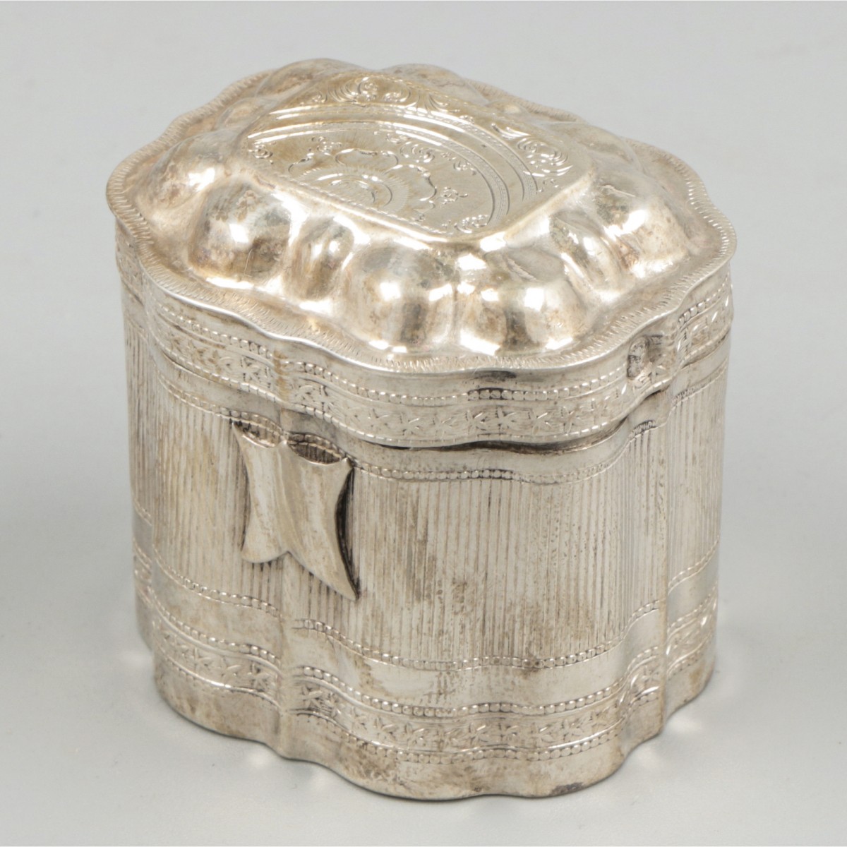Lodereindoosje zilver.