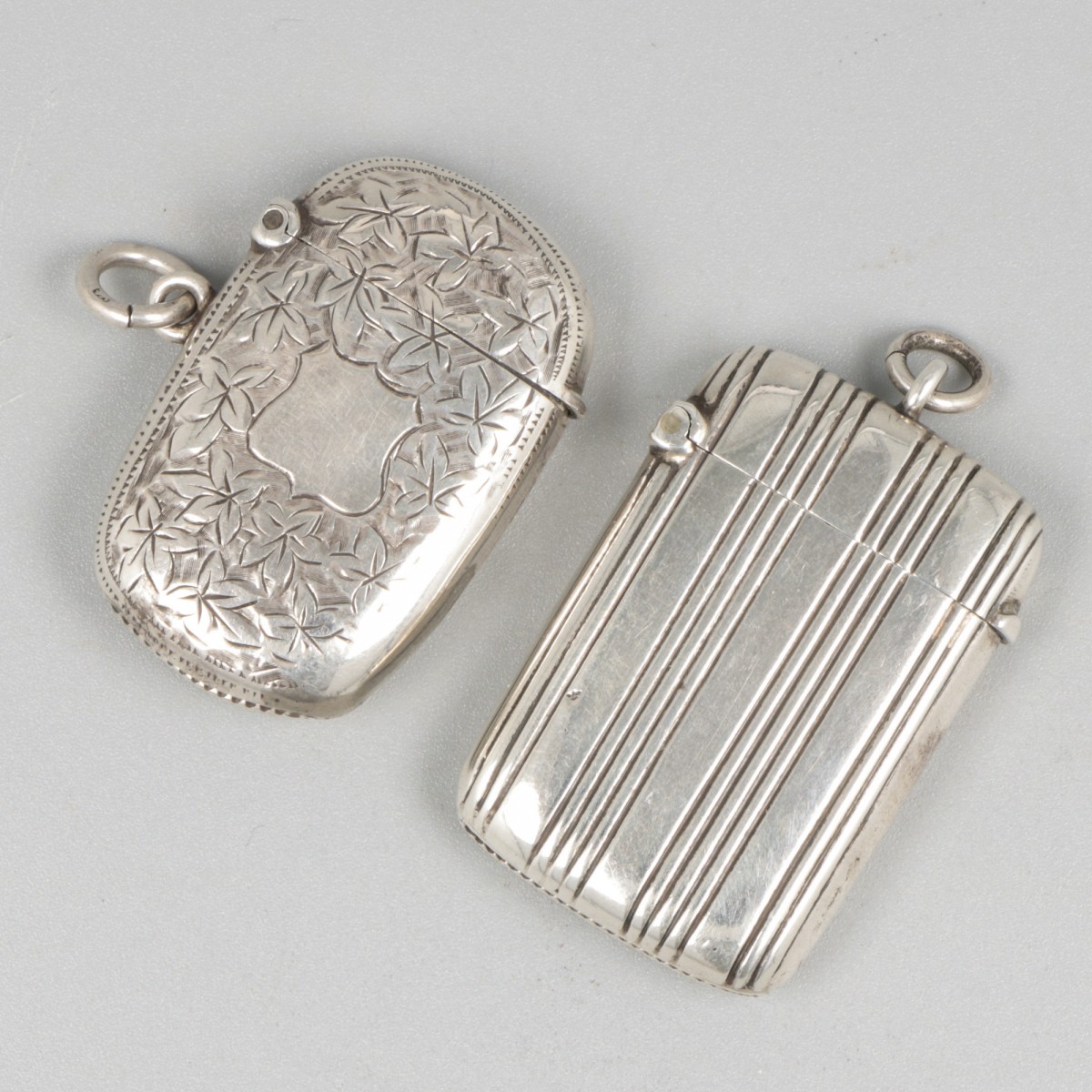2-delig lot tondeldoosjes / vesta-cases zilver.