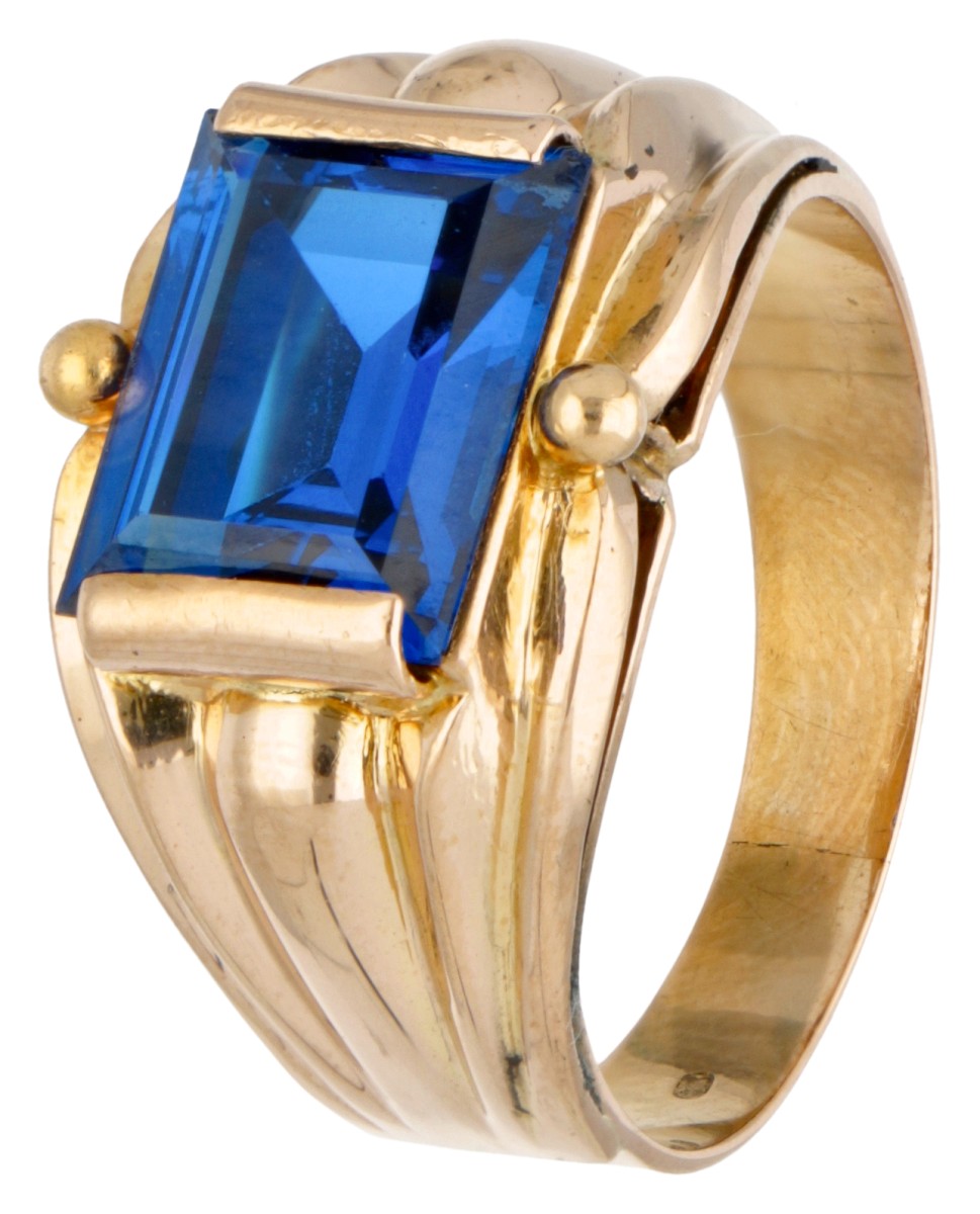 18 kt. Geelgouden retro ring bezet met ca. 3.64 ct. synthetische saffier.