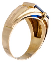 18 kt. Geelgouden retro ring bezet met ca. 3.64 ct. synthetische saffier.