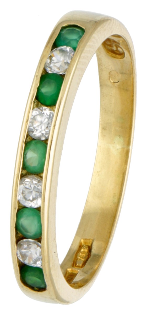 18 kt. Geelgouden rijring bezet met ca. 0.18 ct. smaragd en strass-stenen. 