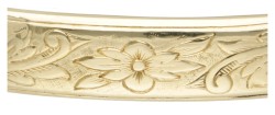14 kt. Geelgouden floraal gegraveerde bangle armband.