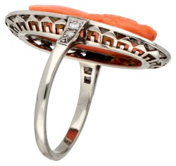 14 kt. Witgouden vintage ring bezet met ca. 0.32 ct. diamant en een bloedkoralen camee.