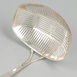 Strooilepel (1826) zilver.