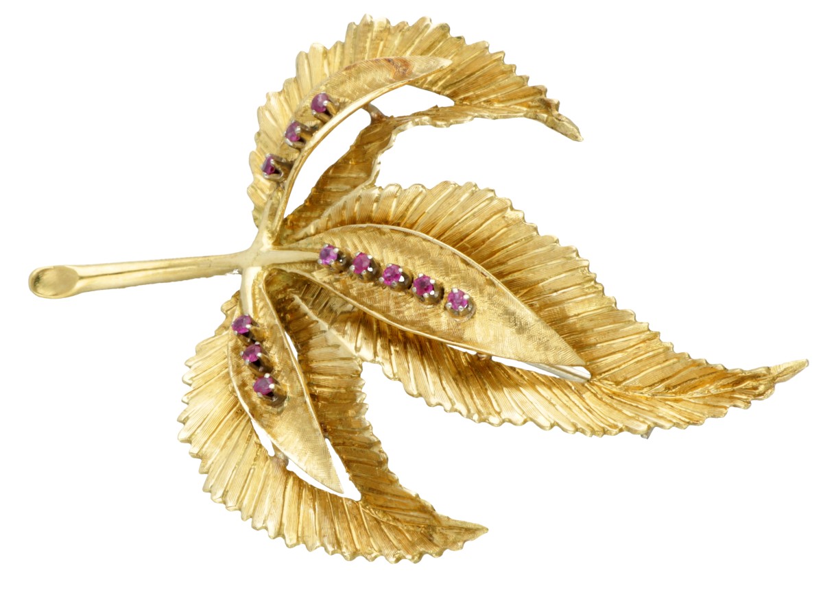 Vintage 18 kt. geelgouden vintage bladvormige broche bezet met ca. 0.22 ct. robijn.