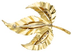 Vintage 18 kt. geelgouden vintage bladvormige broche bezet met ca. 0.22 ct. robijn.