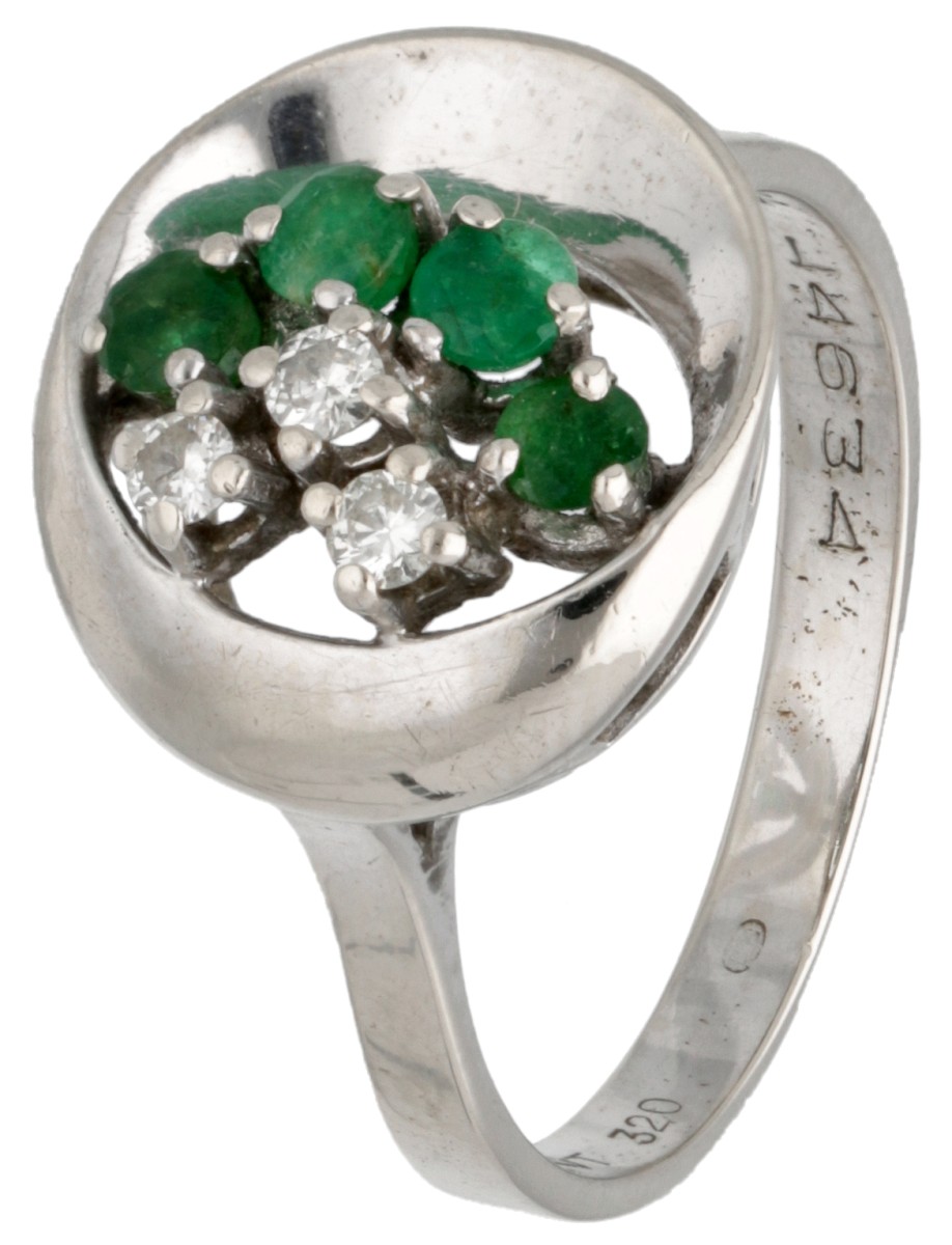 14 kt. Witgouden ring bezet met ca. 0.32 ct. smaragd en ca. 0.09 ct. diamant.