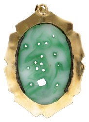 14 kt. Geelgouden vintage hanger bezet met floraal gesneden jade.