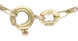 14 kt. Geelgouden Griekse schakelcollier met hanger bezet met een saffier.