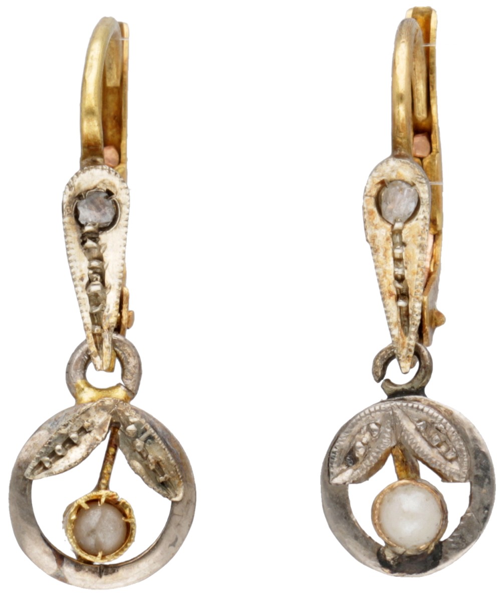 18 kt. Bicolor gouden antieke oorbellen ieder bezet met een diamant en parel.