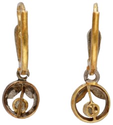 18 kt. Bicolor gouden antieke oorbellen ieder bezet met een diamant en parel.