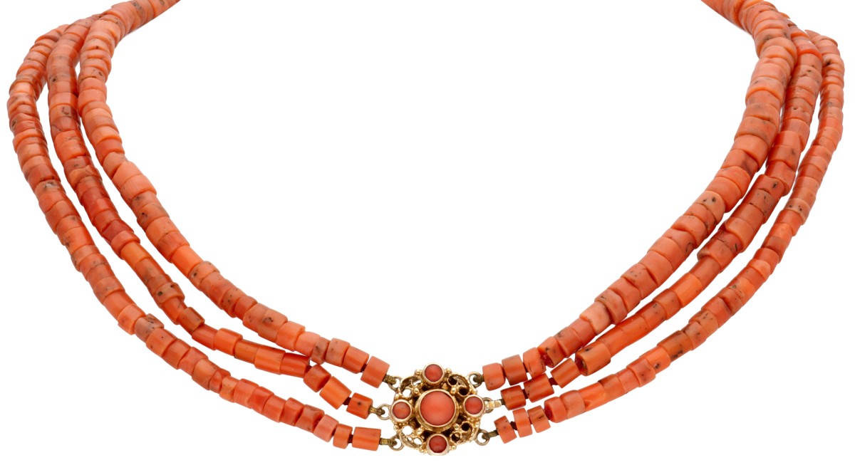 14 kt. Geelgouden drierijig bloedkoralen collier.