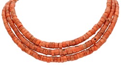 14 kt. Geelgouden drierijig bloedkoralen collier.