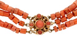 14 kt. Geelgouden drierijig bloedkoralen collier.