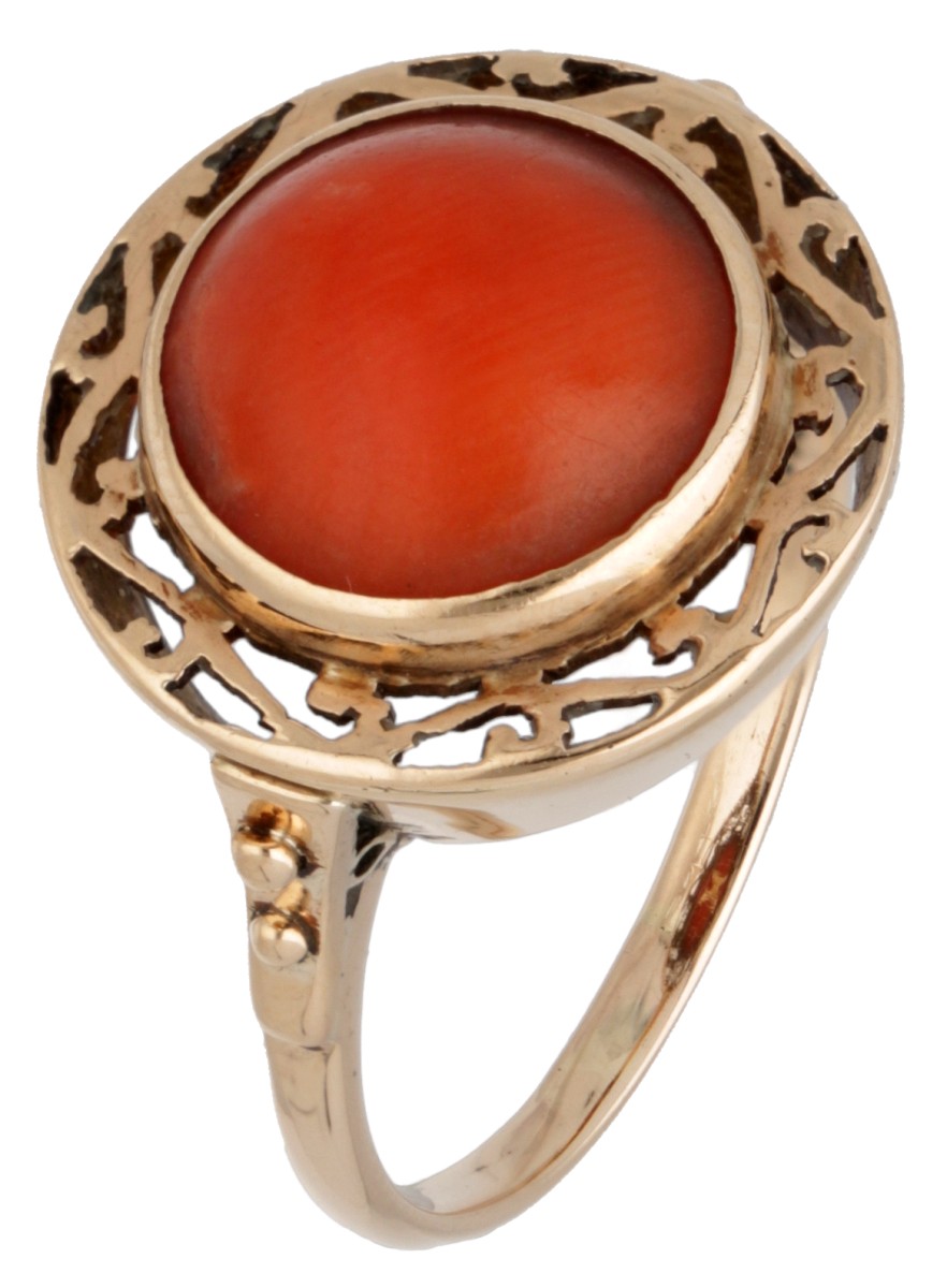 Vintage BWG 10 kt. geelgouden ring bezet met ca. 3.46 ct. bloedkoraal.
