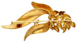 Vintage 14 kt. geelgouden broche bezet met ca. 0.06 ct. smaragden.