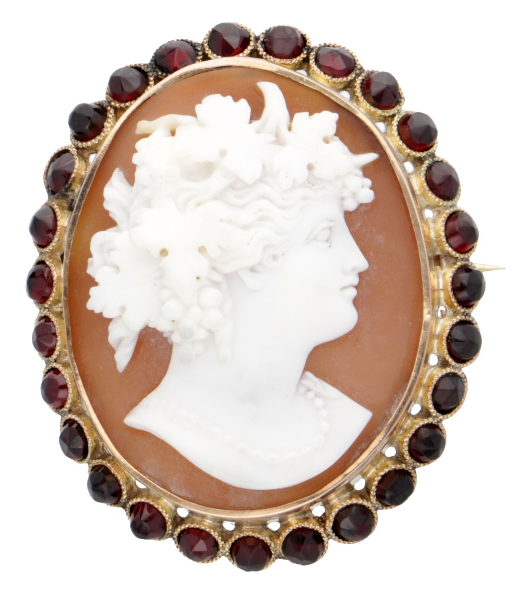 14 kt. Geelgouden vintage broche bezet met camee en granaat.