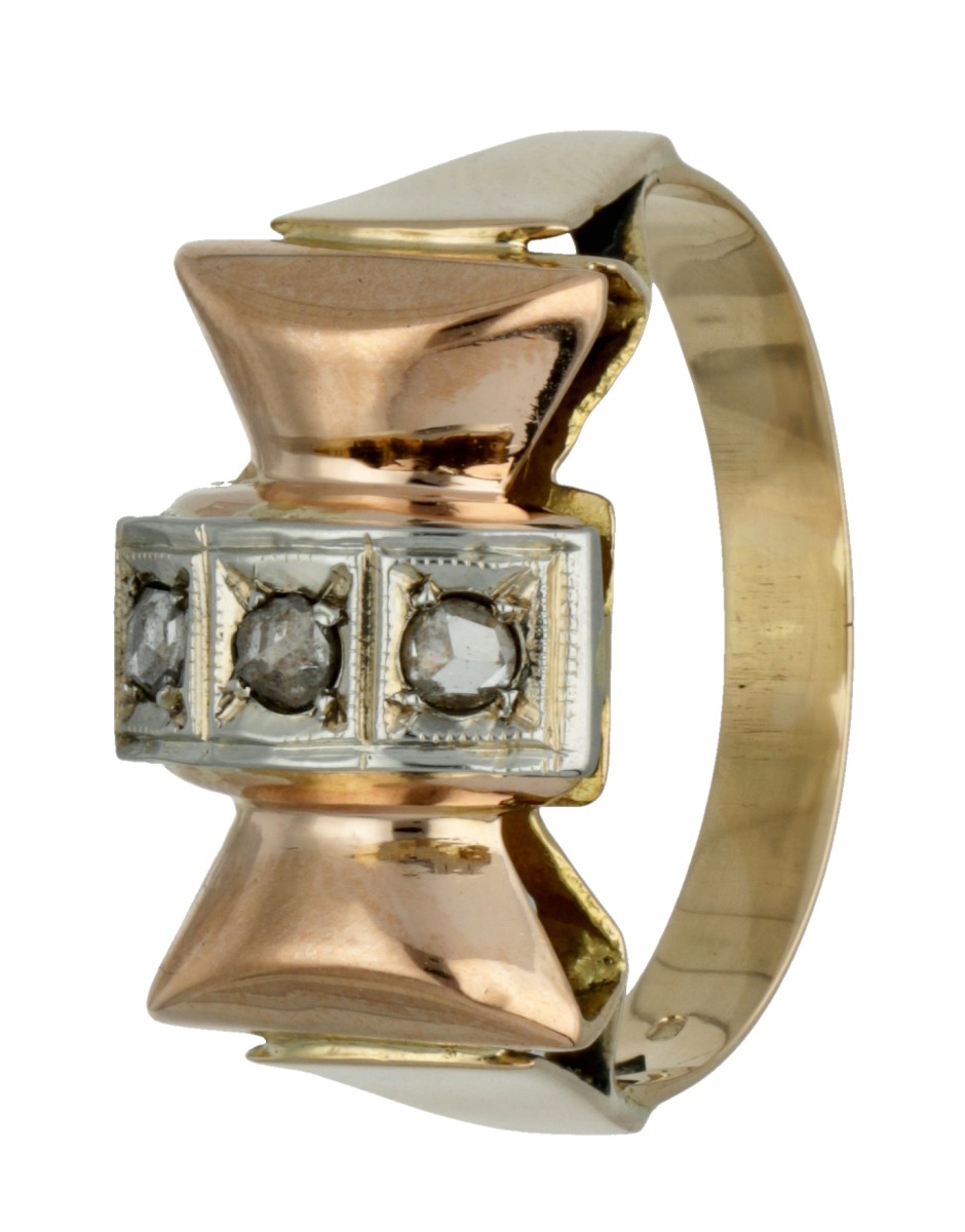 18 kt. Tricolor gouden strikvormige retro ring bezet met diamanten.