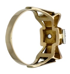 18 kt. Tricolor gouden strikvormige retro ring bezet met diamanten.