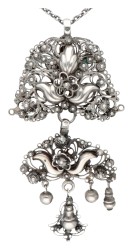 Sterling zilveren collier met antieke cantille hanger met sierlijke details.