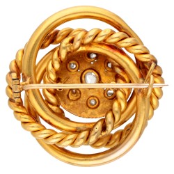 Victoriaanse 18 kt. geelgouden broche bezet met diamanten.