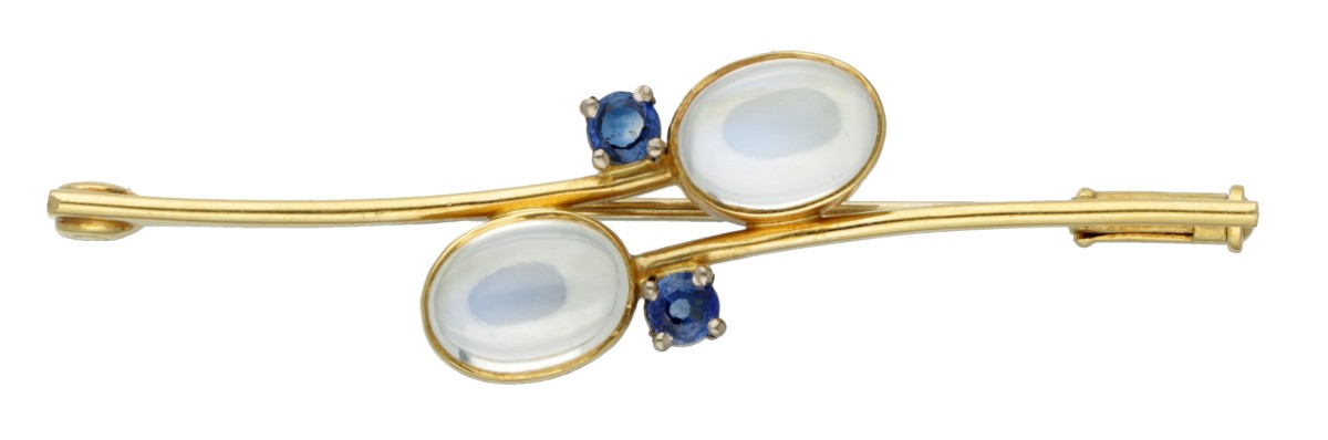 18 kt. Geelgouden broche bezet met maansteen en saffier.