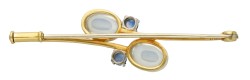 18 kt. Geelgouden broche bezet met maansteen en saffier.