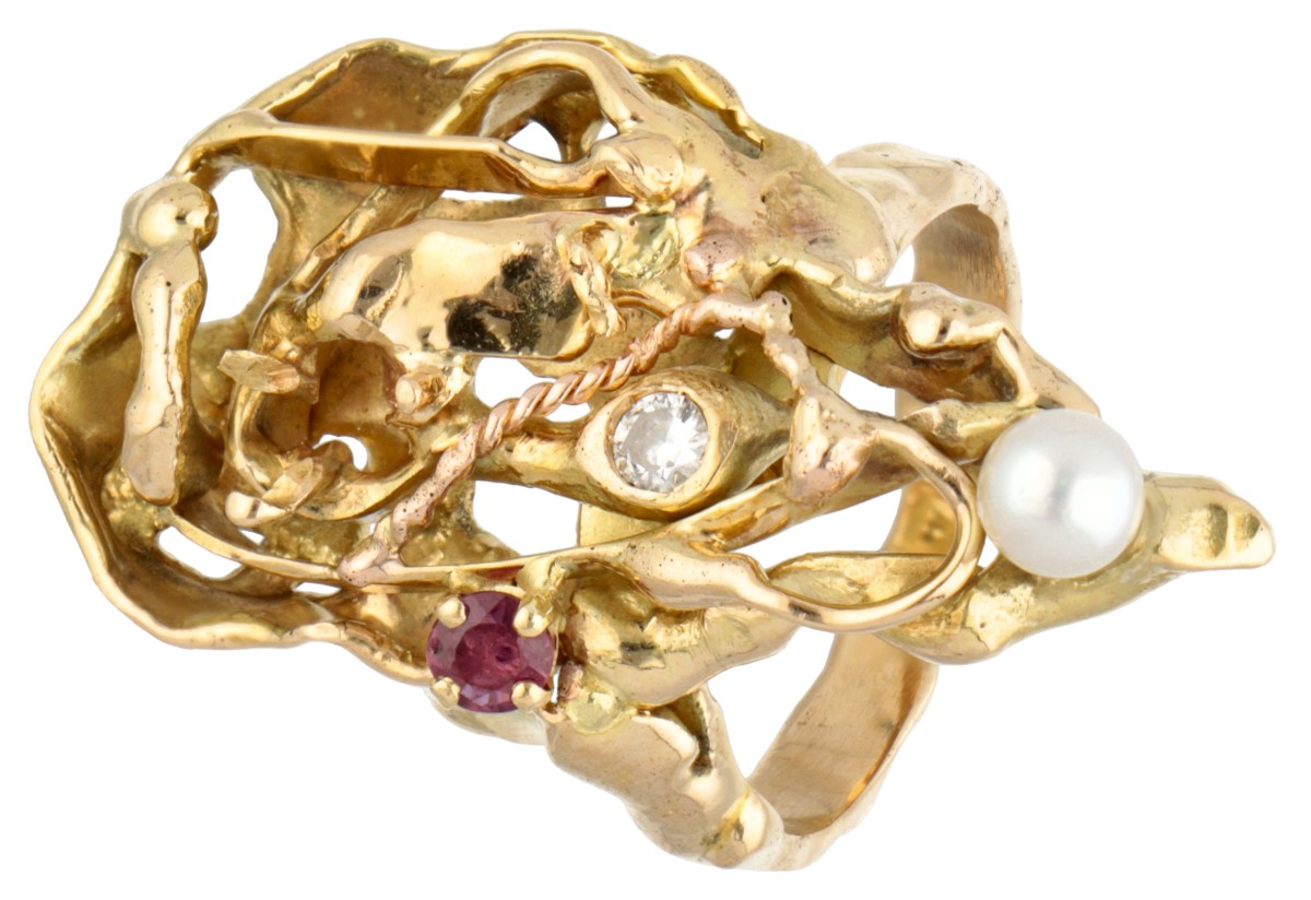 18 kt. Geelgouden design ring bezet met ca. 0.07 ct. diamant, parel en robijn.