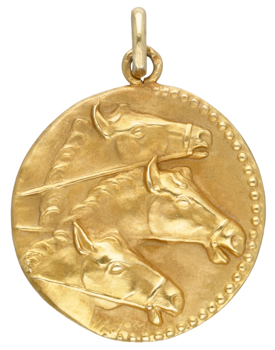 18 kt. Geelgouden hanger met drie paardenhoofden, onduidelijk gesigneerd. 
