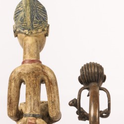 Een lot van (2) diverse Afrikaanse sculpturen, 20e eeuw.