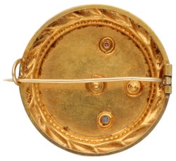 14 kt. Geelgouden broche bezet met parels en gekleurde strass-stenen.