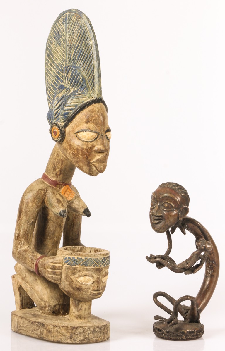 Een lot van (2) diverse Afrikaanse sculpturen, 20e eeuw.