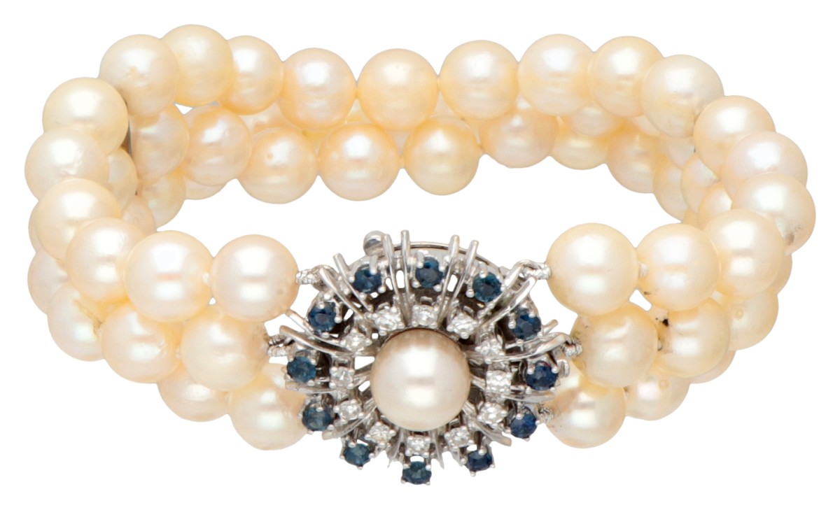 Drierijige vintage zoetwaterparel-armband met 14 kt. witgouden sluiting bezet met ca. 0.24 ct. diamant en ca. 0.72 ct. natuurlijk saffier.