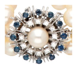 Drierijige vintage zoetwaterparel-armband met 14 kt. witgouden sluiting bezet met ca. 0.24 ct. diamant en ca. 0.72 ct. natuurlijk saffier.