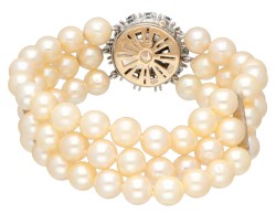Drierijige vintage zoetwaterparel-armband met 14 kt. witgouden sluiting bezet met ca. 0.24 ct. diamant en ca. 0.72 ct. natuurlijk saffier.